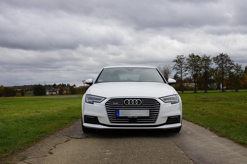 Weiß Gebraucht 2017 Audi e-tron Sportback S-Line SUV | 18.900 € (Superpreis) - Bild 1/4