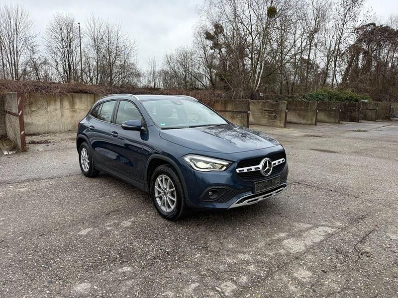 Blau Gebraucht 2021 Mercedes GLA200 SUV | 19.900 € - Bild 1/4