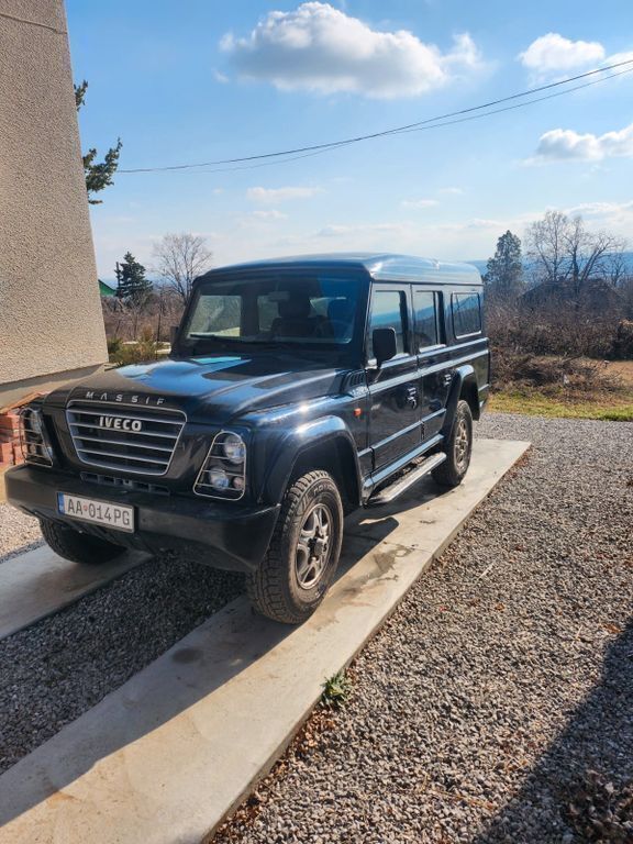 Schwarz Gebraucht 2009 Iveco Massif SUV | 18.300 € - Bild 1/4