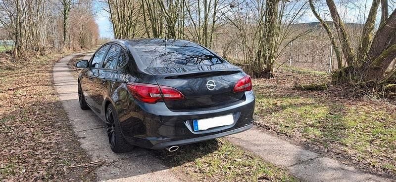 Gebraucht Opel Astra 140 PS (102 kW) 2013 Schwarz Limousine