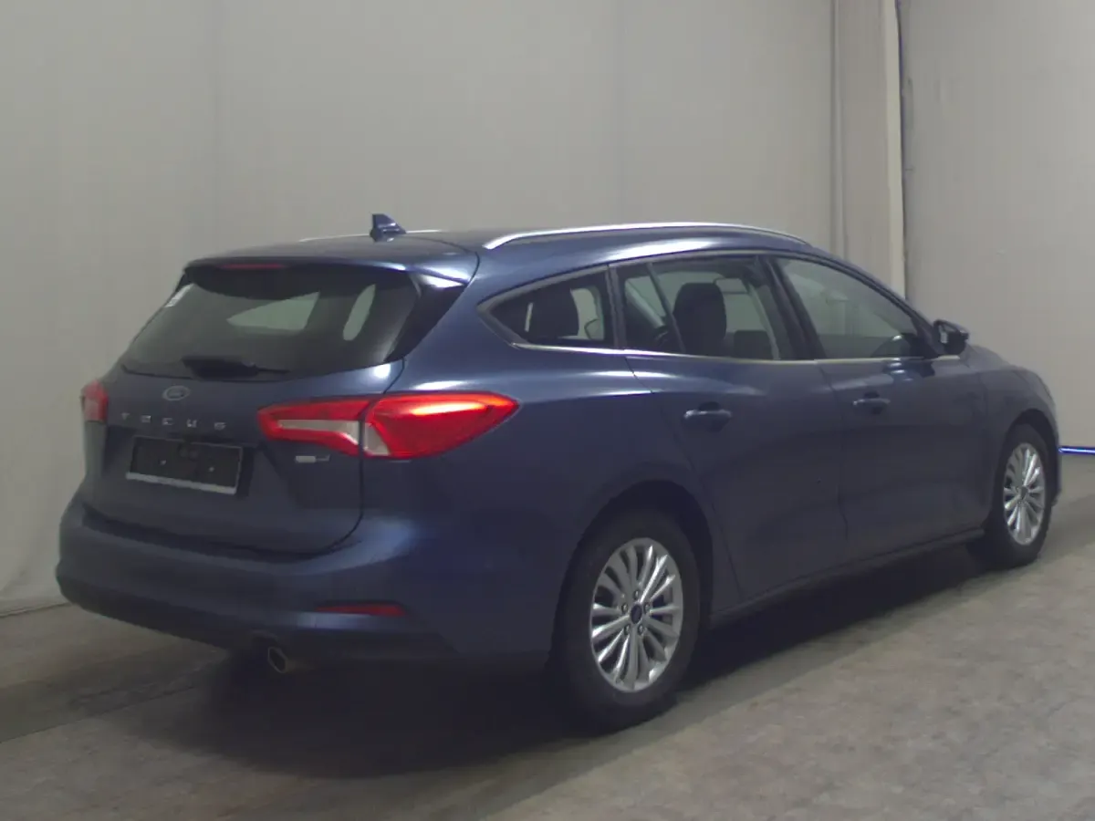 Käytetty Ford Focus Titanium 125 HP (91 kW) 2021 Sininen Sedan