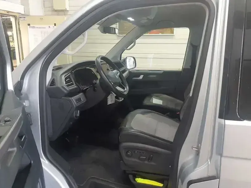 Second-hand VW Multivan Generation Six 204 CP (150 kW) 2022 Argintiu Monovolum