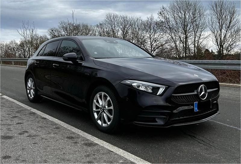 Schwarz Gebraucht 2020 Mercedes A250 AMG Limousine | 28.500 € (Teuer) - Bild 1/4