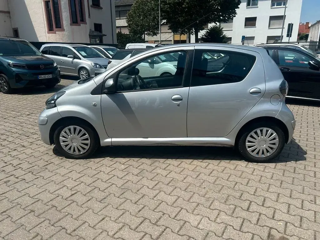 Gebraucht Toyota Aygo Basis 68 PS (50 kW) 2010 Silber Kleinwagen