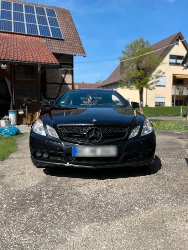 Schwarz Gebraucht 2011 Mercedes E200 Coupé | 7.500 € - Bild 1/4