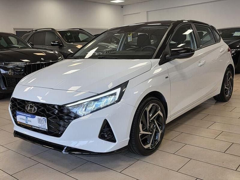 Weiß Gebraucht 2021 Hyundai i20 Intro Edition Kleinwagen | 15.740 € (Fairer Preis) - Bild 1/4