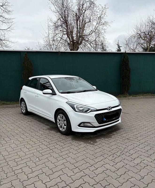 Gebraucht Hyundai i20 75 PS (55 kW) 2017 Weiß Kleinwagen
