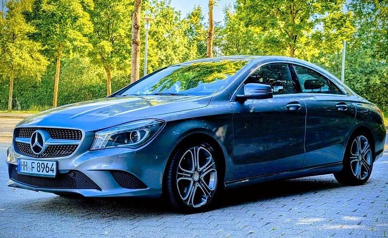 Grau Gebraucht 2015 Mercedes CLA220 Urban Limousine | 13.990 € (Guter Preis) - Bild 1/4