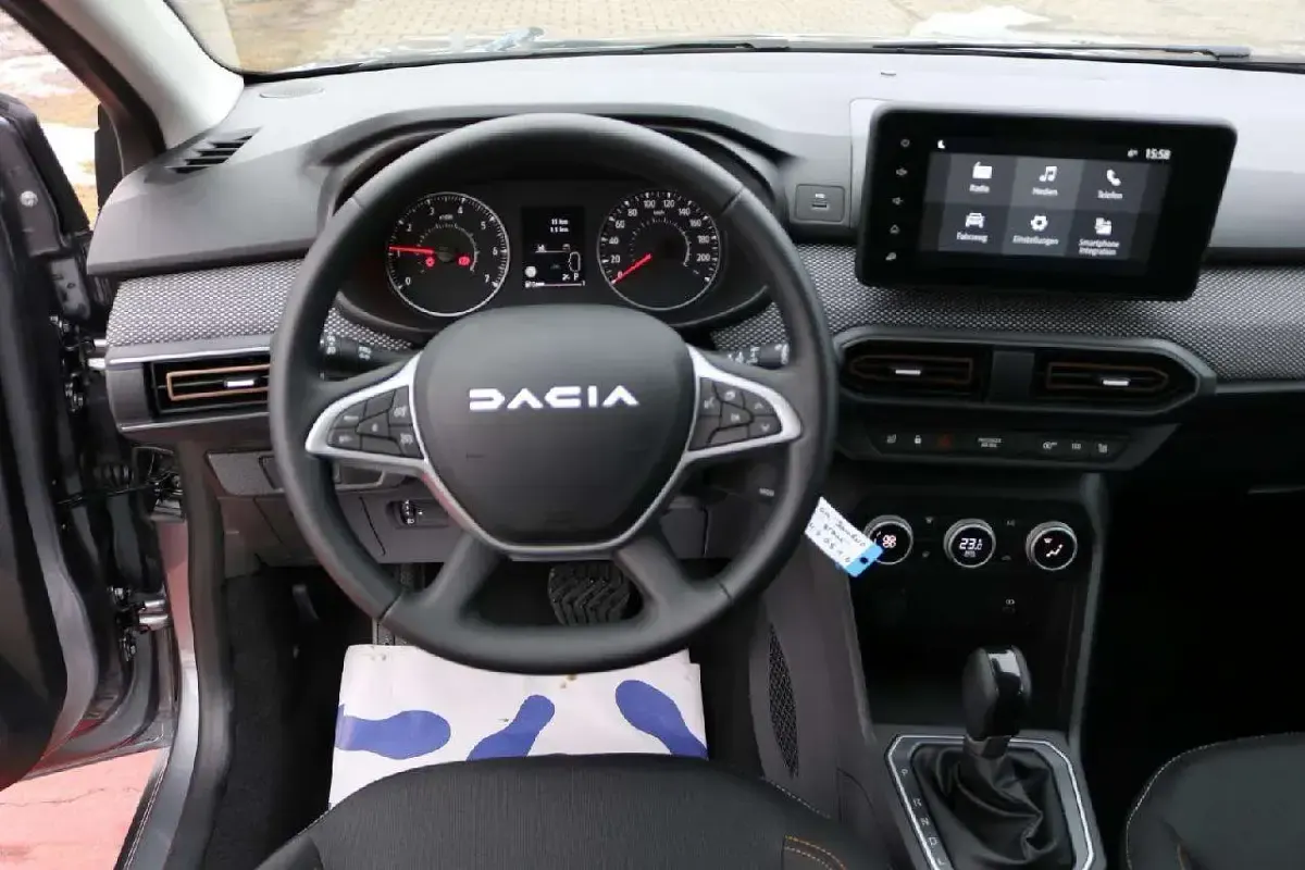 Neu Dacia Sandero Stepway 91 PS (66 kW) 2025 Grau Limousine