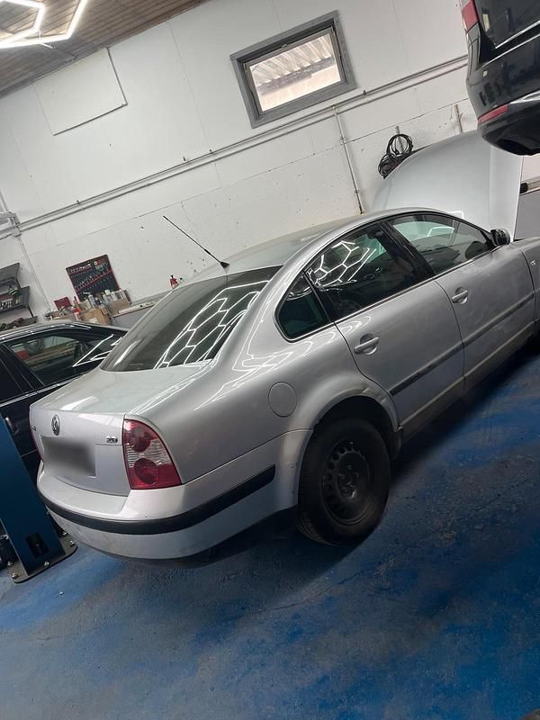 Second-hand VW Passat 114 CP (83 kW) 2002 Argintiu Berlinǎ