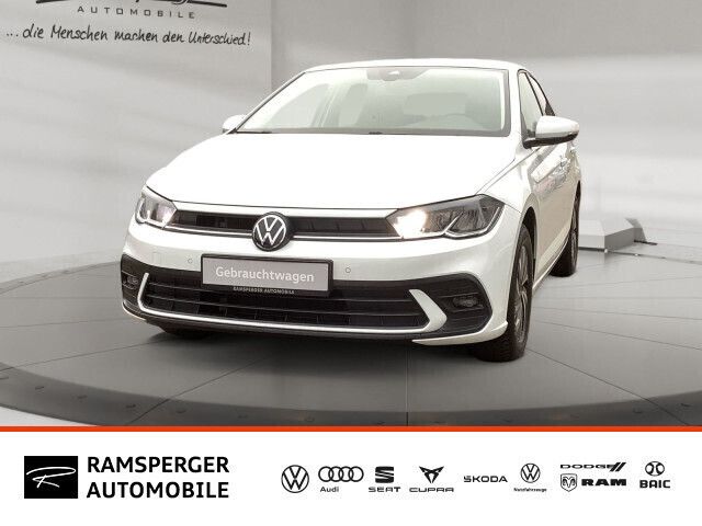 Weiß pure white Gebraucht 2022 VW Polo Life Limousine | 17.290 € (Fairer Preis) - Bild 1/4