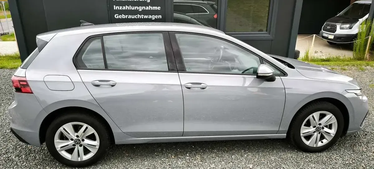 Gebraucht VW Golf VIII Life 131 PS (96 kW) 2020 Mondsteingrau Kleinwagen
