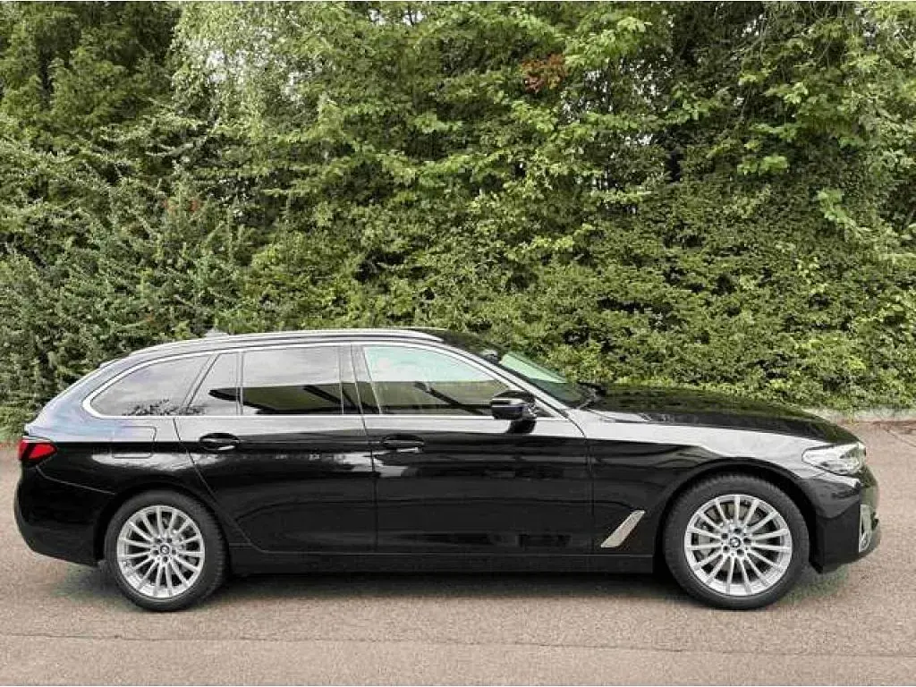 Gebraucht BMW 530 Luxury Line 245 PS (180 kW) 2022 Black sapphire metallic (metallic) Kombi