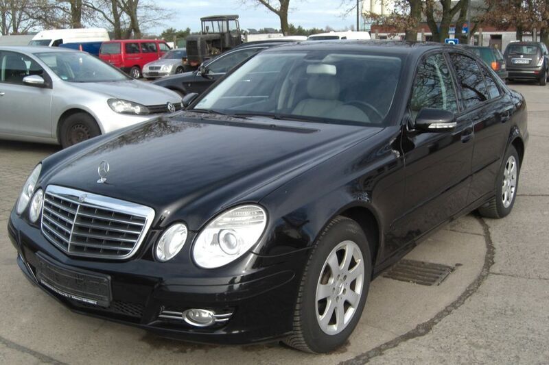 Schwarz Gebraucht 2007 Mercedes E200 Classic Limousine | 3.999 € (Fairer Preis) - Bild 1/4