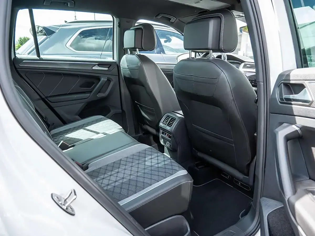 Gebraucht VW Tiguan R-line 150 PS (110 kW) 2024 Weiss / pure white SUV