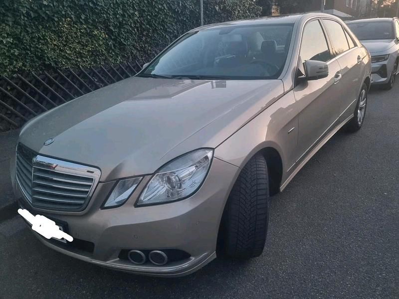 Gebraucht Mercedes E220 170 PS (125 kW) 2009 Gold Limousine