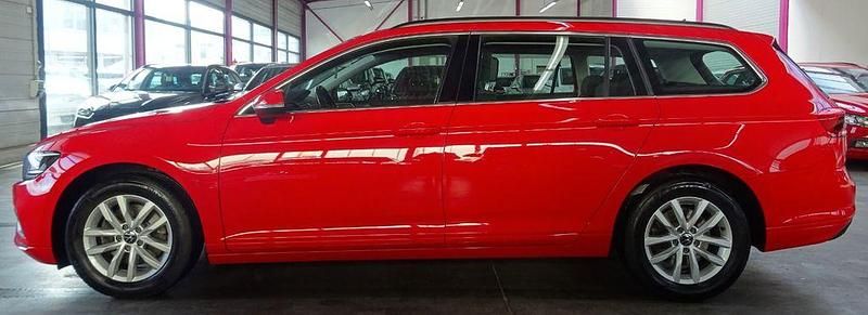 Gebraucht VW Passat 122 PS (89 kW) 2023 Rot Kombi