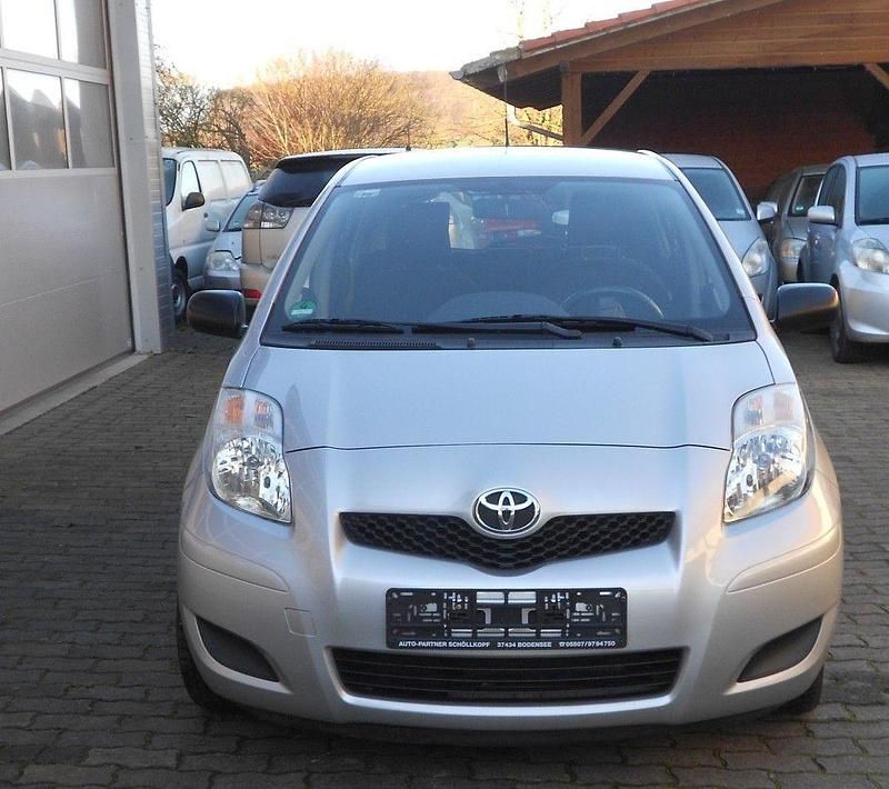 Gebraucht Toyota Yaris Cool 101 PS (74 kW) 2009 Silber Kleinwagen