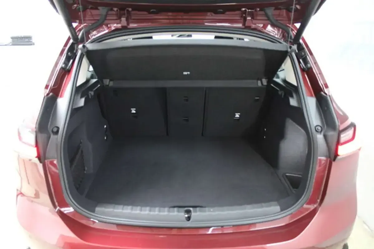Gebraucht BMW 218 Active Tourer 150 PS (110 kW) 2023 Piemont rot metallic Van / Kleinbus