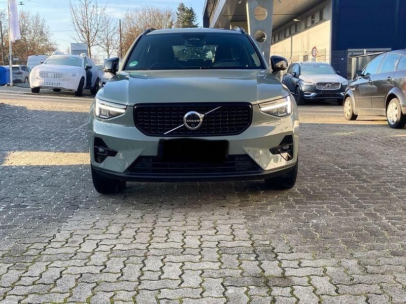 Gruen Gebraucht 2024 Volvo XC40 Plus SUV | 39.900 € (Teuer) - Bild 1/4