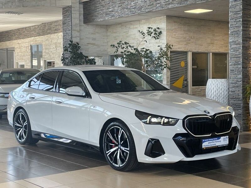 Weiß Gebraucht 2024 BMW i5 M Sport Limousine | 59.500 € (Teuer) - Bild 1/4