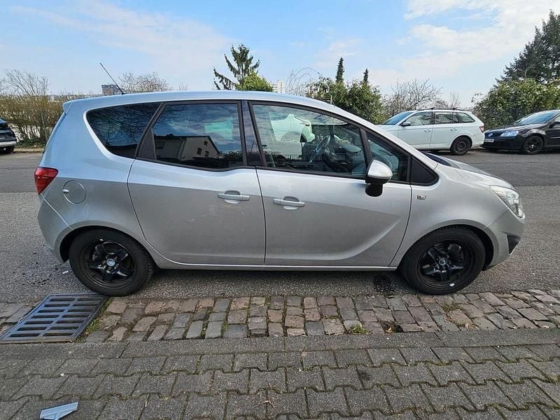 Gebraucht Opel Meriva Design Edition 101 PS (74 kW) 2011 Silber Van / Kleinbus
