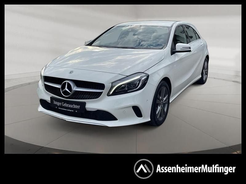Zirrusweiß Gebraucht 2018 Mercedes A180 Urban Limousine | 15.309 € (Guter Preis) - Bild 1/4