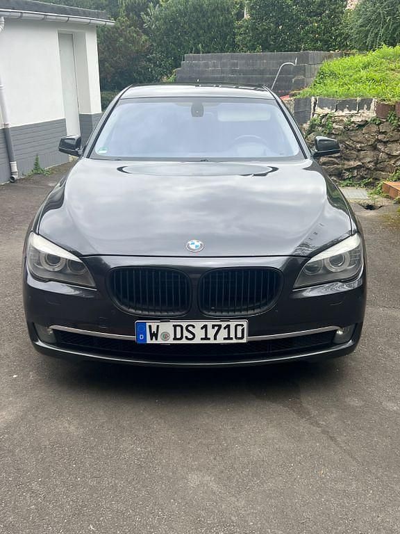 Grau Gebraucht 2009 BMW 750L Limousine | 9.400 € (Fairer Preis) - Bild 1/4