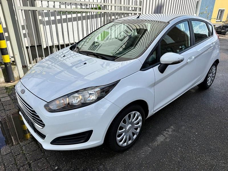 Gebraucht Ford Fiesta Trend 65 PS (47 kW) 2015 Weiß Kleinwagen