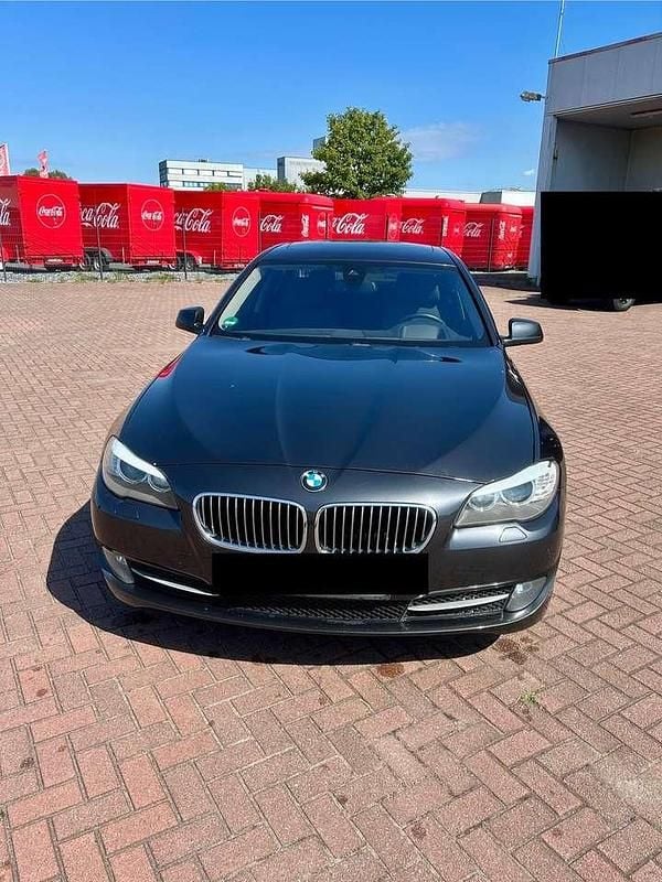 Grau Gebraucht 2012 BMW 530 Limousine | 16.399 € (Teuer) - Bild 1/4