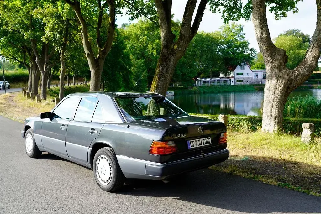 Gebraucht Mercedes E230 169 PS (124 kW) 1991 Schwarz Limousine