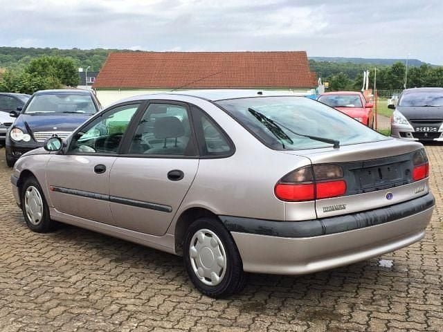 Gebraucht Renault Laguna 114 PS (83 kW) 1996 Silber metallic Limousine