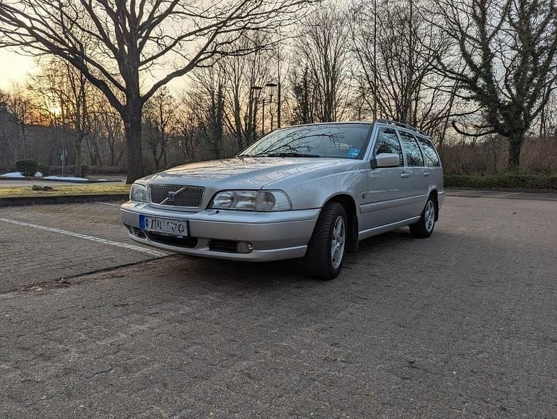Silber Gebraucht 1999 Volvo V70 Kombi | 8.950 € - Bild 1/4