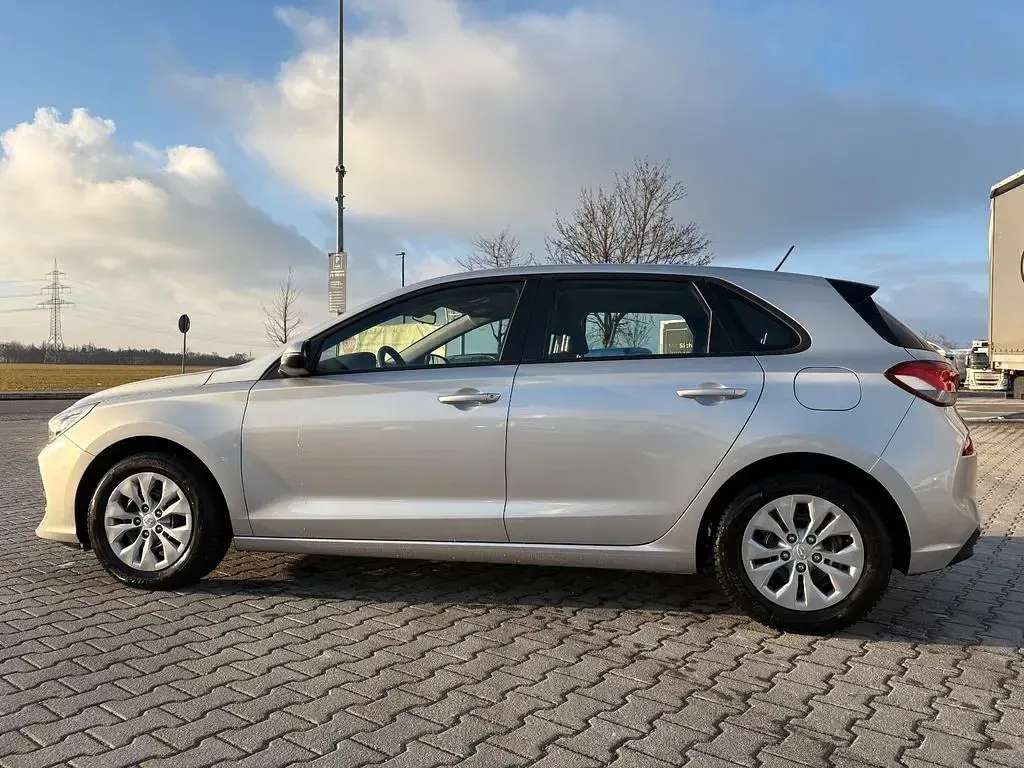 Gebraucht Hyundai i30 Select 99 PS (72 kW) 2020 Silber Limousine