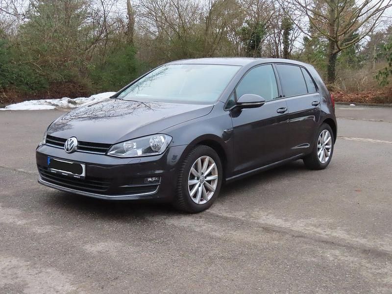 Grau Gebraucht 2015 VW Golf LOUNGE Limousine | 11.300 € (Fairer Preis) - Bild 1/4