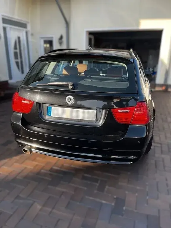 Gebraucht BMW 318 143 PS (105 kW) 2011 Schwarz Kombi