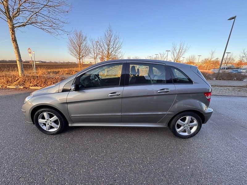 Grau Gebraucht 2006 Mercedes B200 Van / Kleinbus | 6.850 € (Fairer Preis) - Bild 1/4