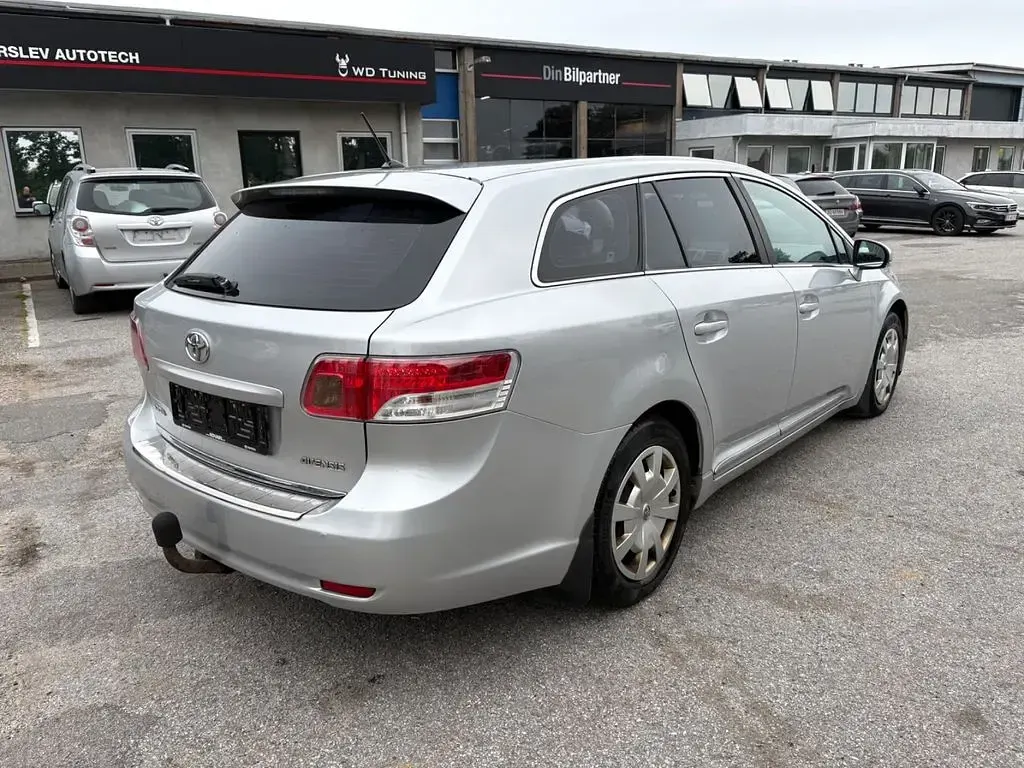 Gebraucht Toyota Avensis 126 PS (92 kW) 2011 Silber Limousine