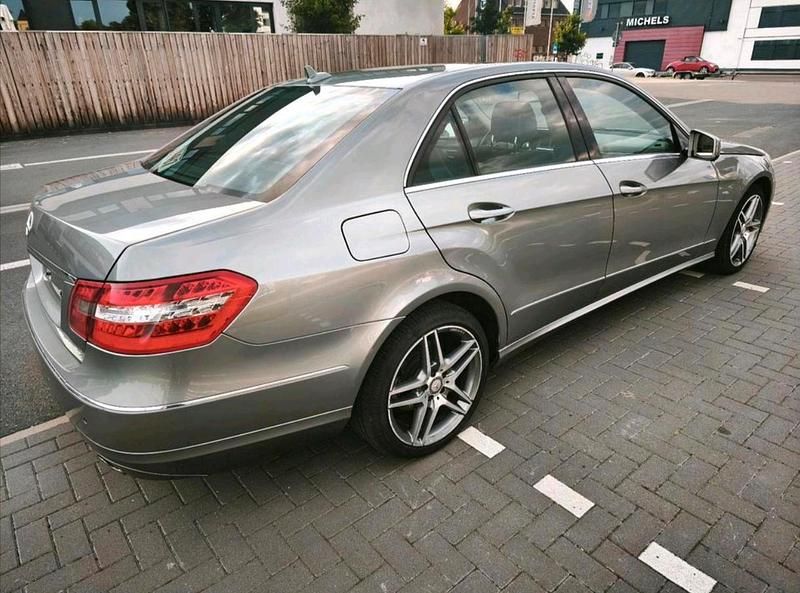 Gebraucht Mercedes E300 Avantgarde 204 PS (150 kW) 2010 Grau Limousine