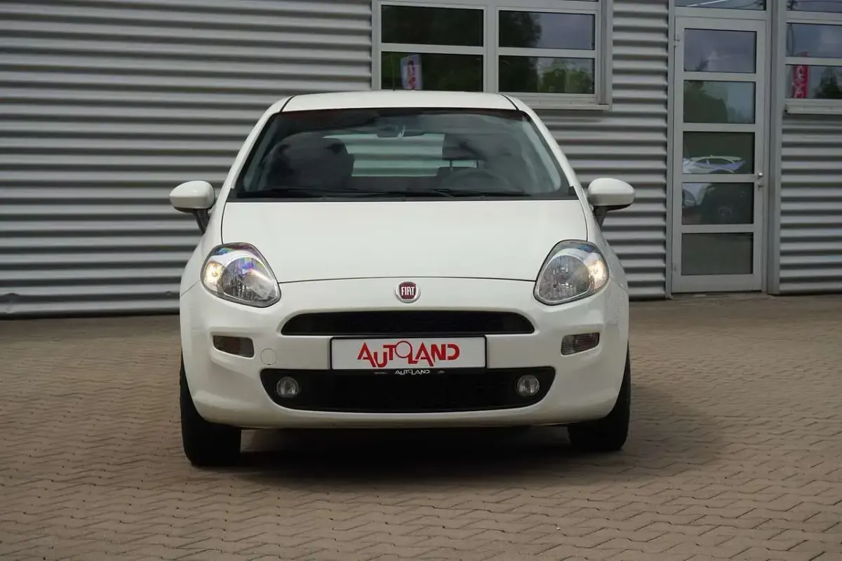 Gebraucht Fiat Punto Young 69 PS (50 kW) 2016 Weiß Kleinwagen