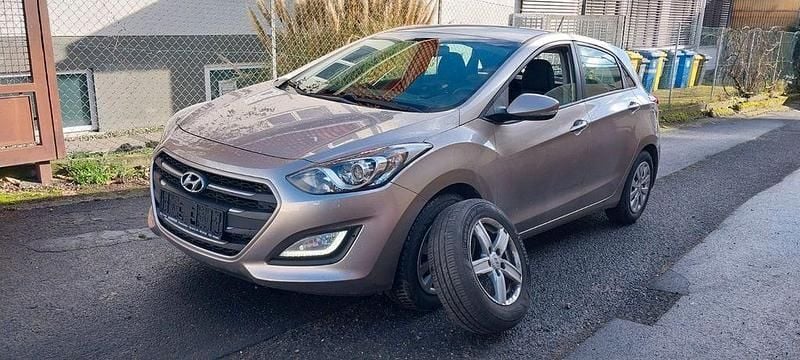 Gebraucht Hyundai i30 110 PS (80 kW) 2015 Gold Limousine