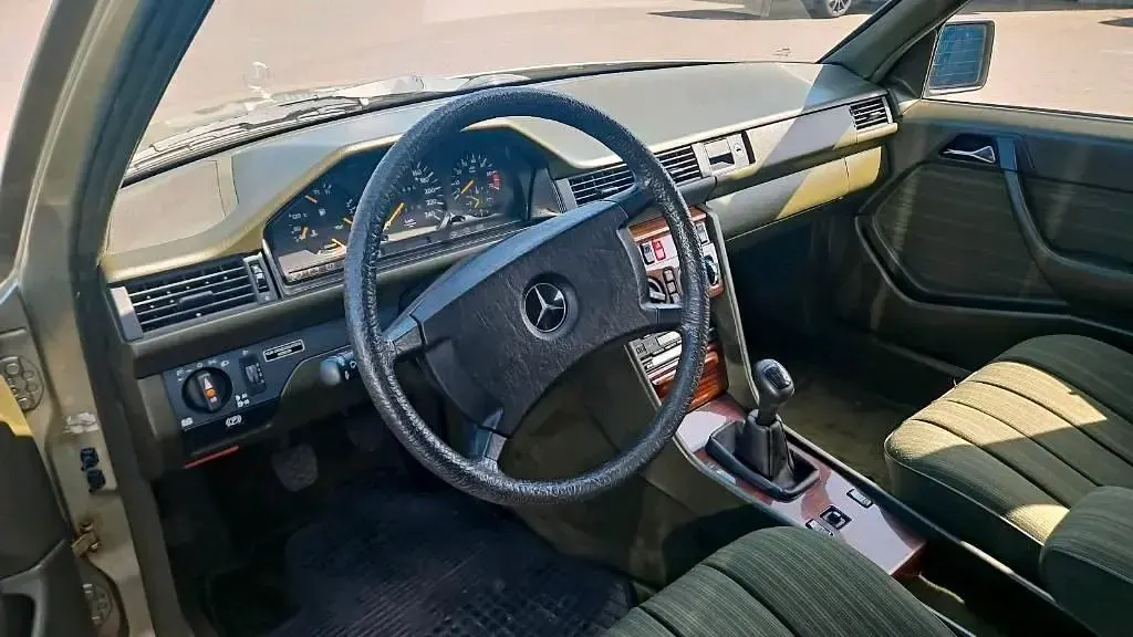 Gebraucht Mercedes E300 179 PS (131 kW) 1986 Grün Kombi