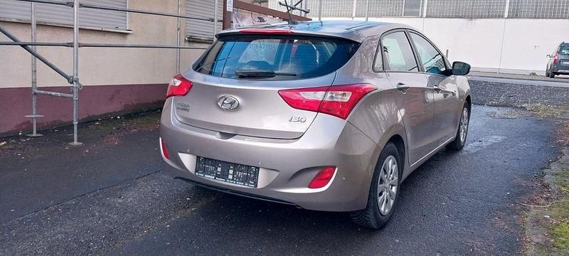Gebraucht Hyundai i30 110 PS (80 kW) 2015 Gold Limousine