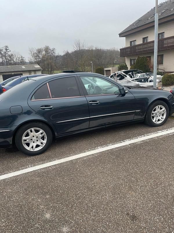 Gebraucht Mercedes E200 163 PS (119 kW) 2005 Blau Limousine
