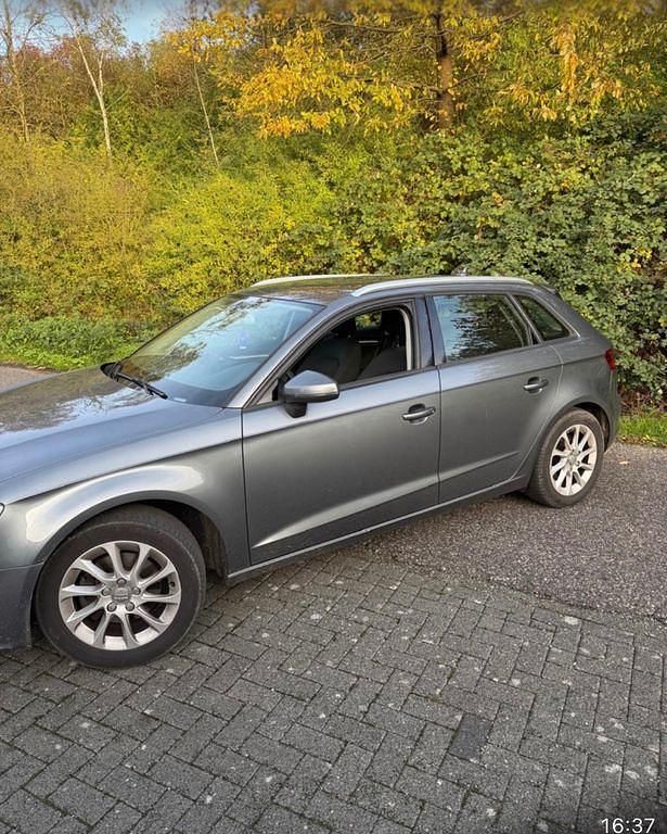 Grau Gebraucht 2013 Audi A3 Sportback Ambiente Limousine | 6.800 € (Superpreis) - Bild 1/4