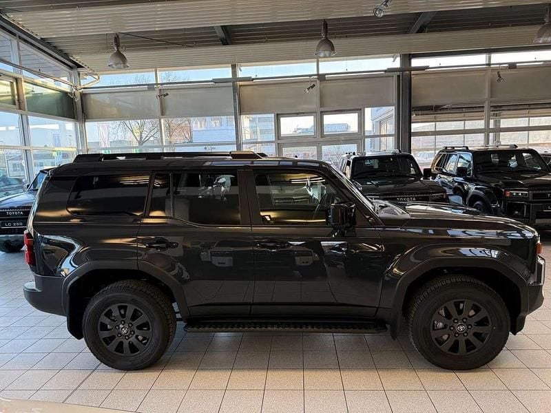 Neu Toyota Land Cruiser Cool 205 PS (150 kW) 2026 Dark grey  1l7 SUV