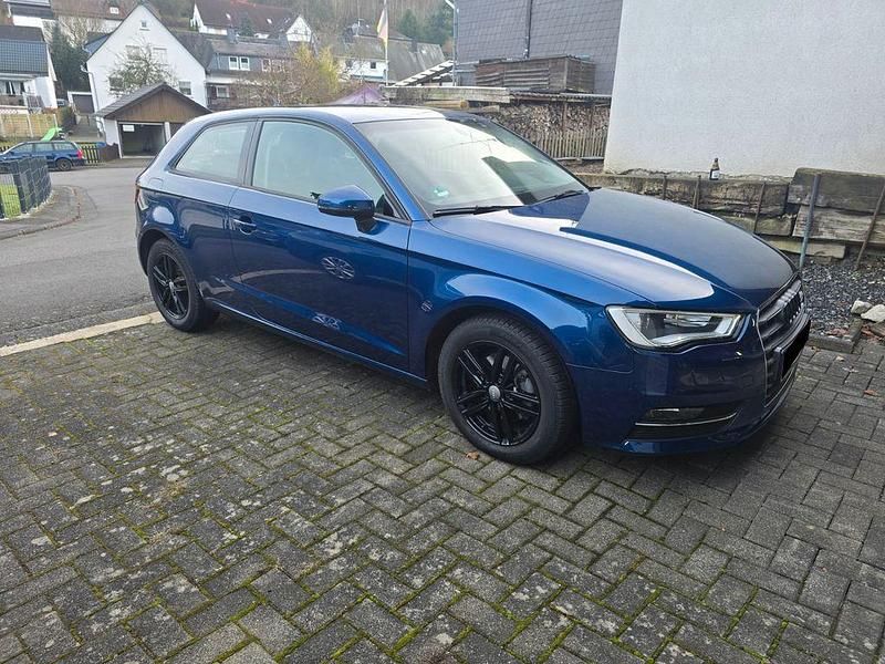 Blau Gebraucht 2014 Audi A3 Attraction Limousine | 13.000 € (Superpreis) - Bild 1/4