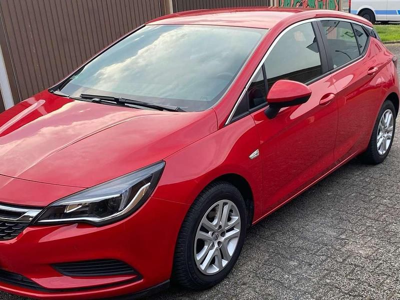 Second-hand Opel Astra 105 CP (77 kW) 2015 Roșu Hatchback