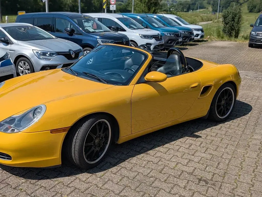 Begagnad Porsche Boxster 220 HK (161 kW) 2002 Gul Cab