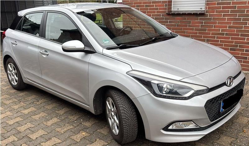 Silber Gebraucht 2015 Hyundai i20 Intro Edition Kleinwagen | 5.300 € (Superpreis) - Bild 1/4